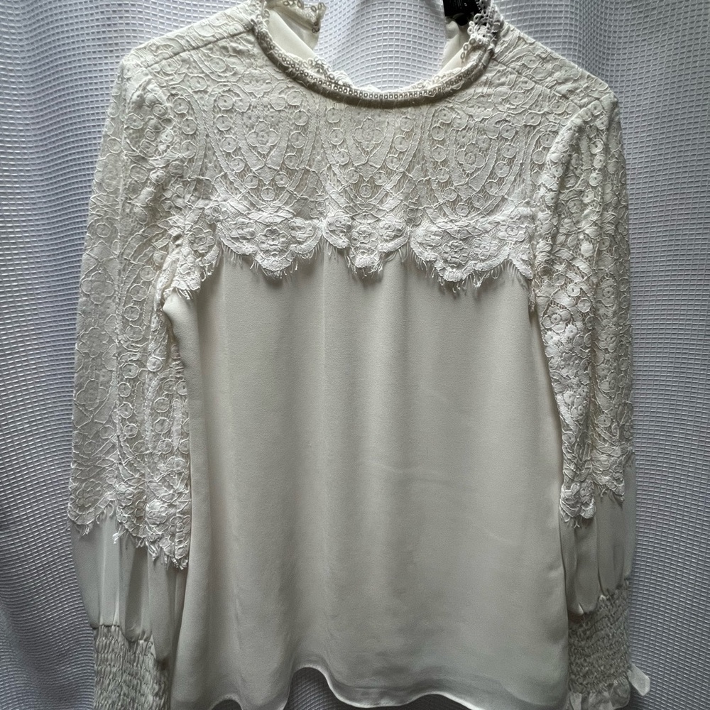 A gorgeous white blouse with lace detailing in size 0